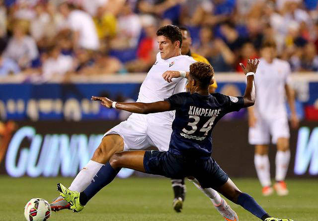 朗斯与巴黎圣日耳曼交手，赛场搏杀(朗斯与巴黎圣日耳曼交手,赛场搏杀视频)