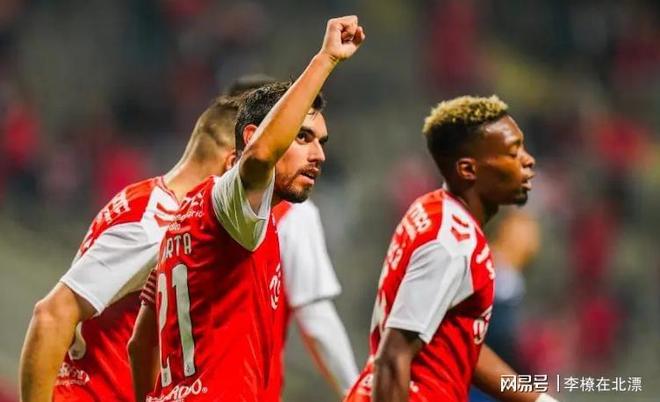 关于知名足球赛事频登热搜，球迷热议神豪的信息