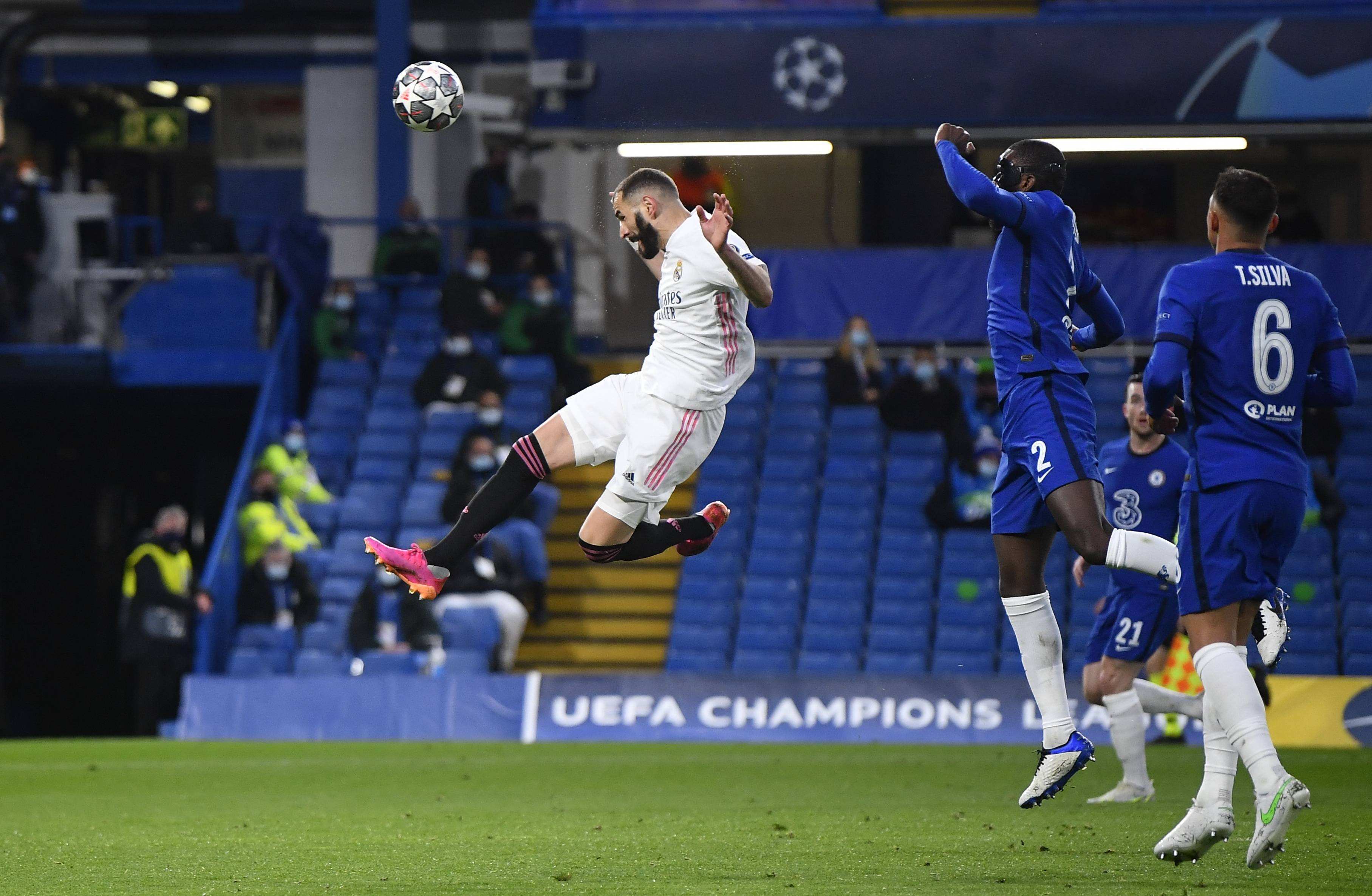 包含多特蒙德主场晋级，巴黎圣日耳曼战绩平平的词条