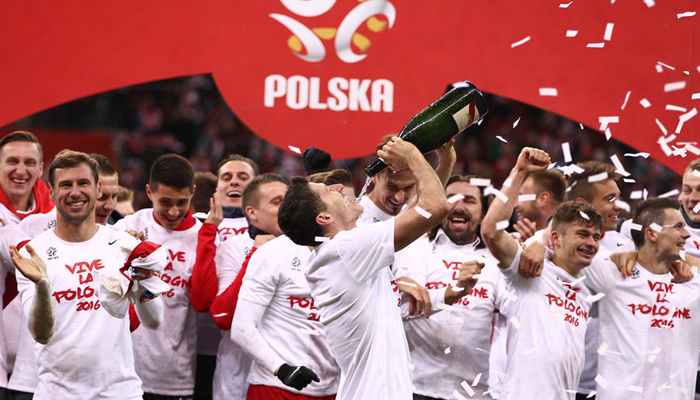 包含瑞典大胜罗马尼亚，提前锁定小组头名的词条