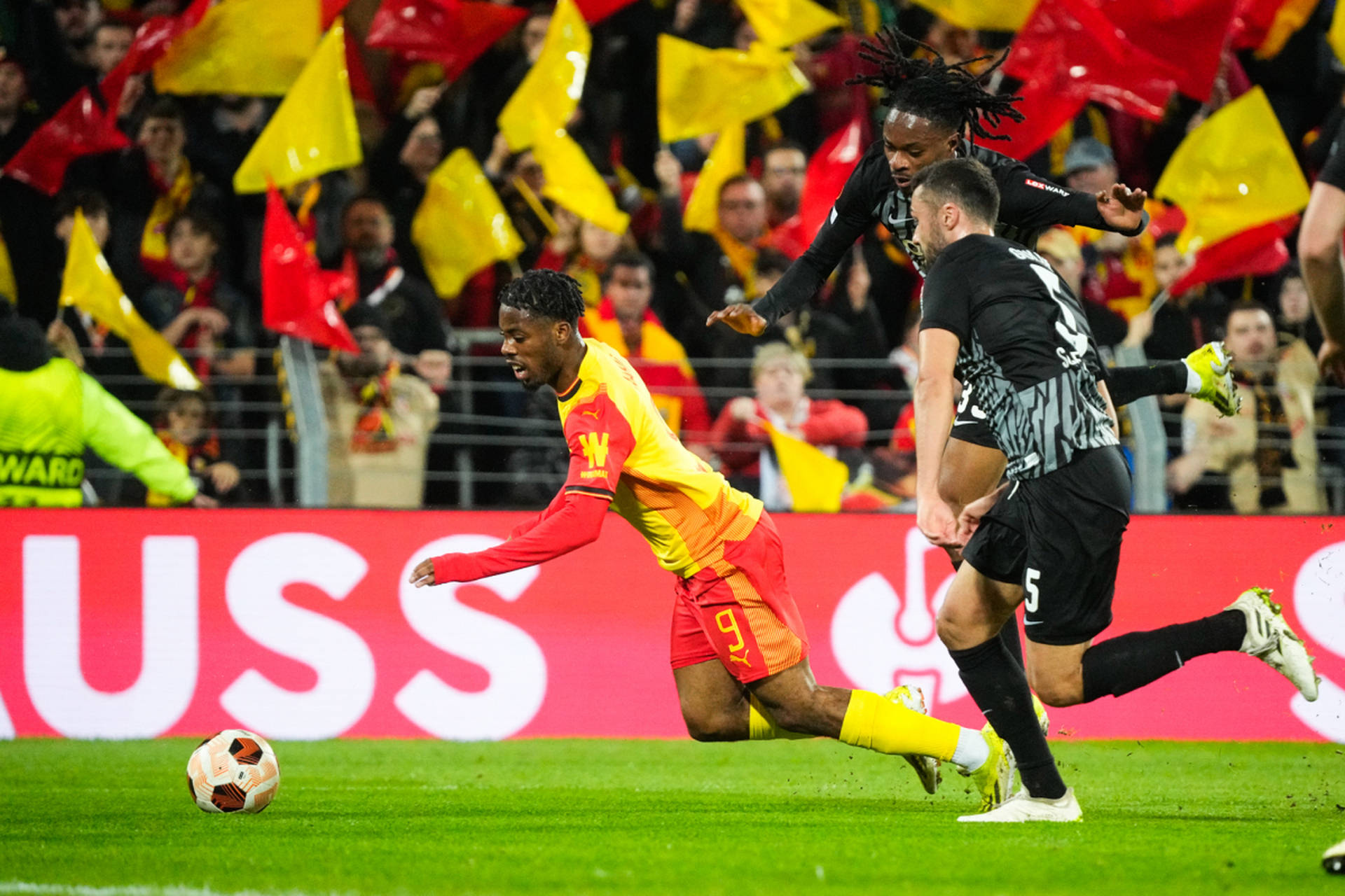 弗赖堡客场逼平多特蒙德，取得宝贵积分的简单介绍