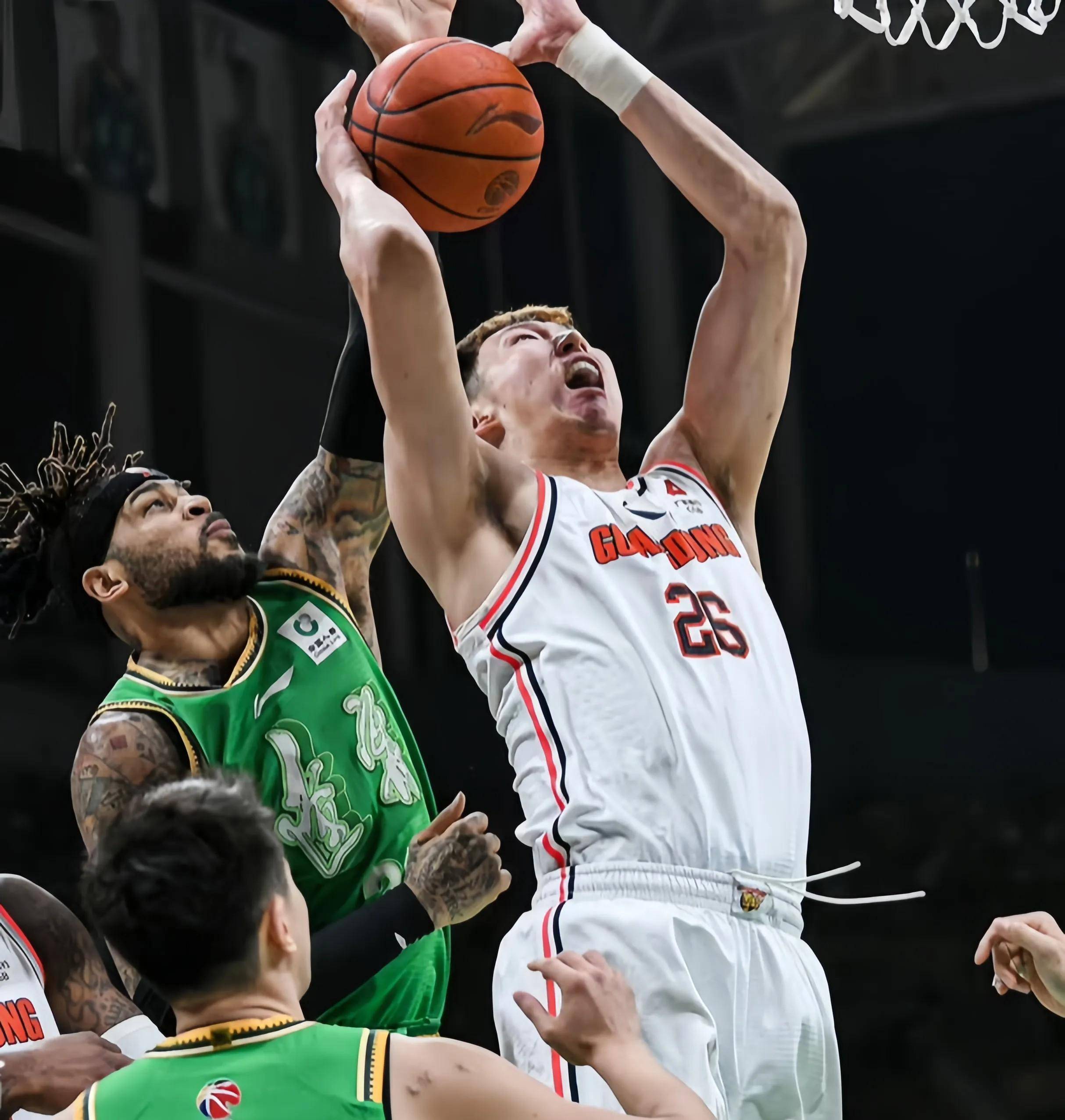 篮球运动员展现了顶尖的比赛技能