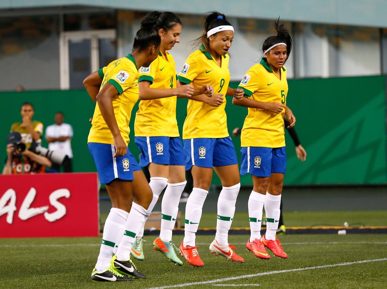 关于巴布亚新几内亚女足全队备战，争取进一步突破的信息