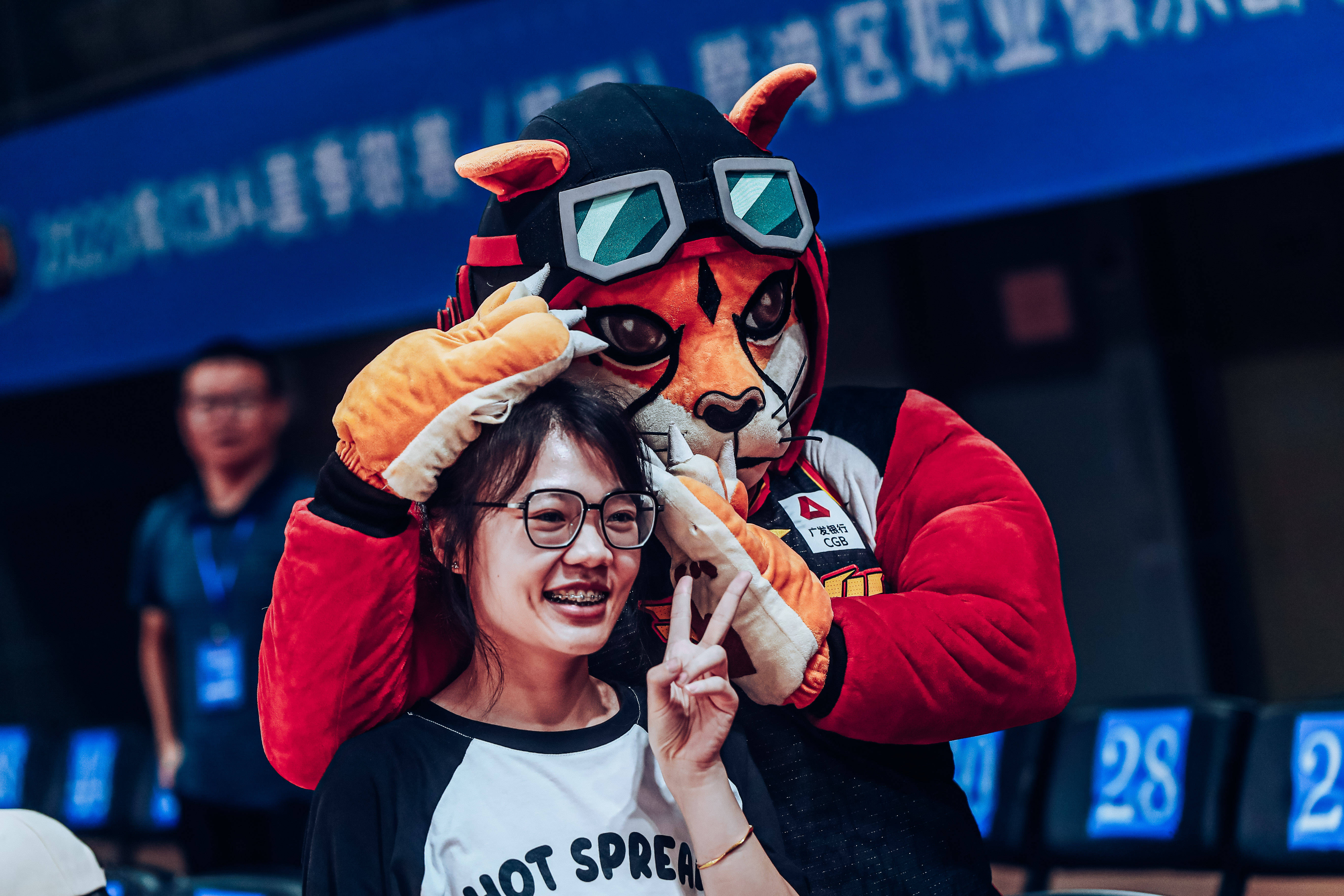 包含气氛火爆的比赛，现场球迷热情高涨的词条