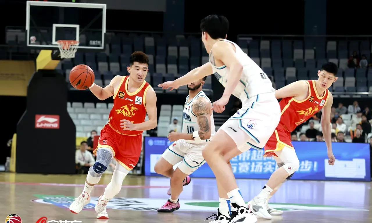 球迷疯狂讨论篮球职业比赛的最新热点的简单介绍