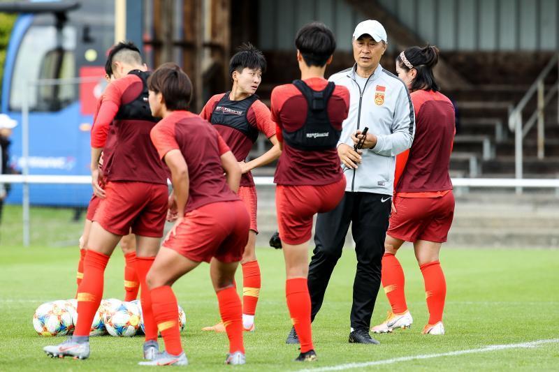 包含韩国球队面对强敌，拼尽全力争取胜利的词条