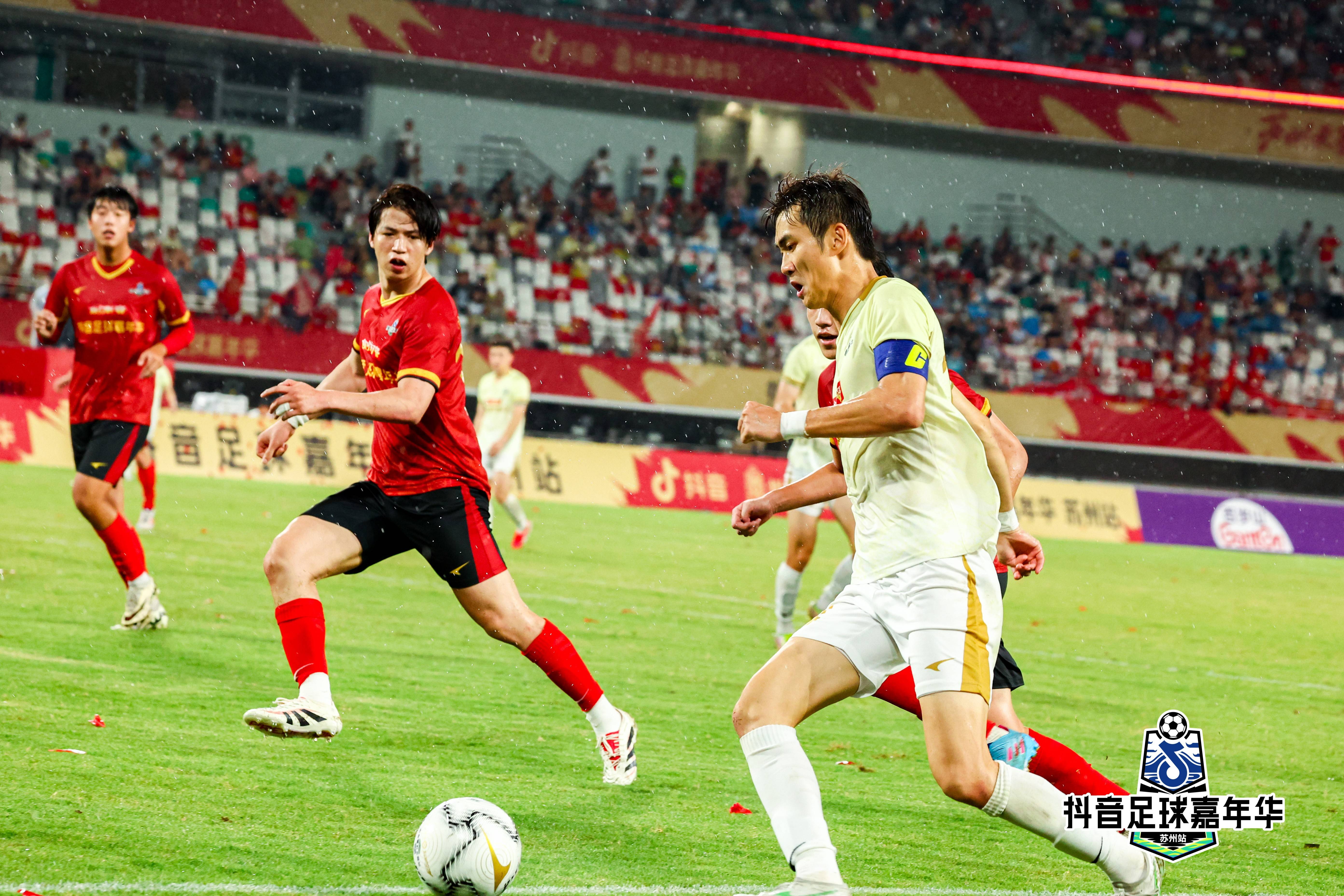 足球赛事最终站上冠军宝座，庆典在即