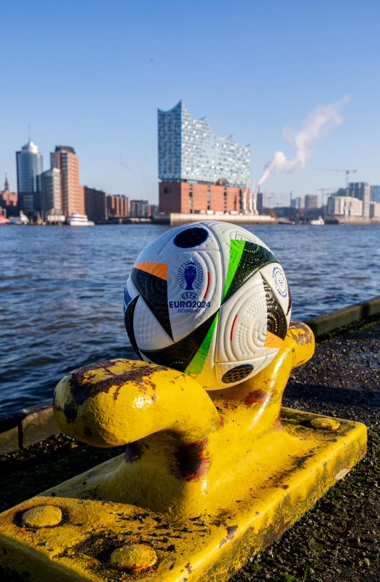 关于足球狂热席卷整个城市，球迷热血沸腾欢呼雀跃的信息