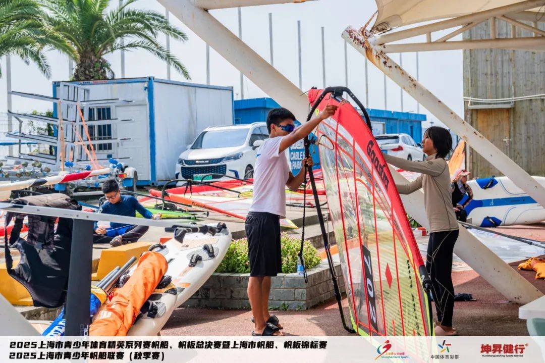 帆船比赛选手迎风而行，速度惊人