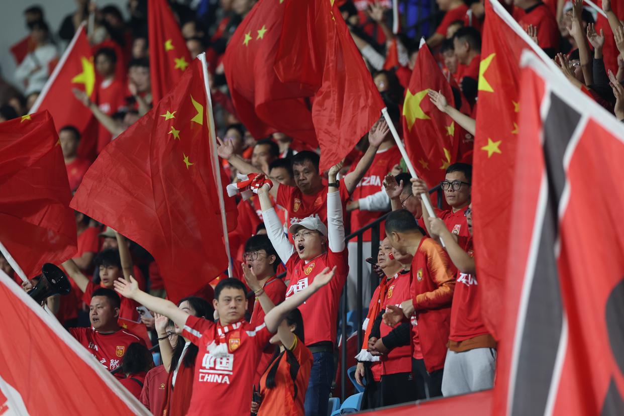 亚洲足球比赛中球队争夺胜利