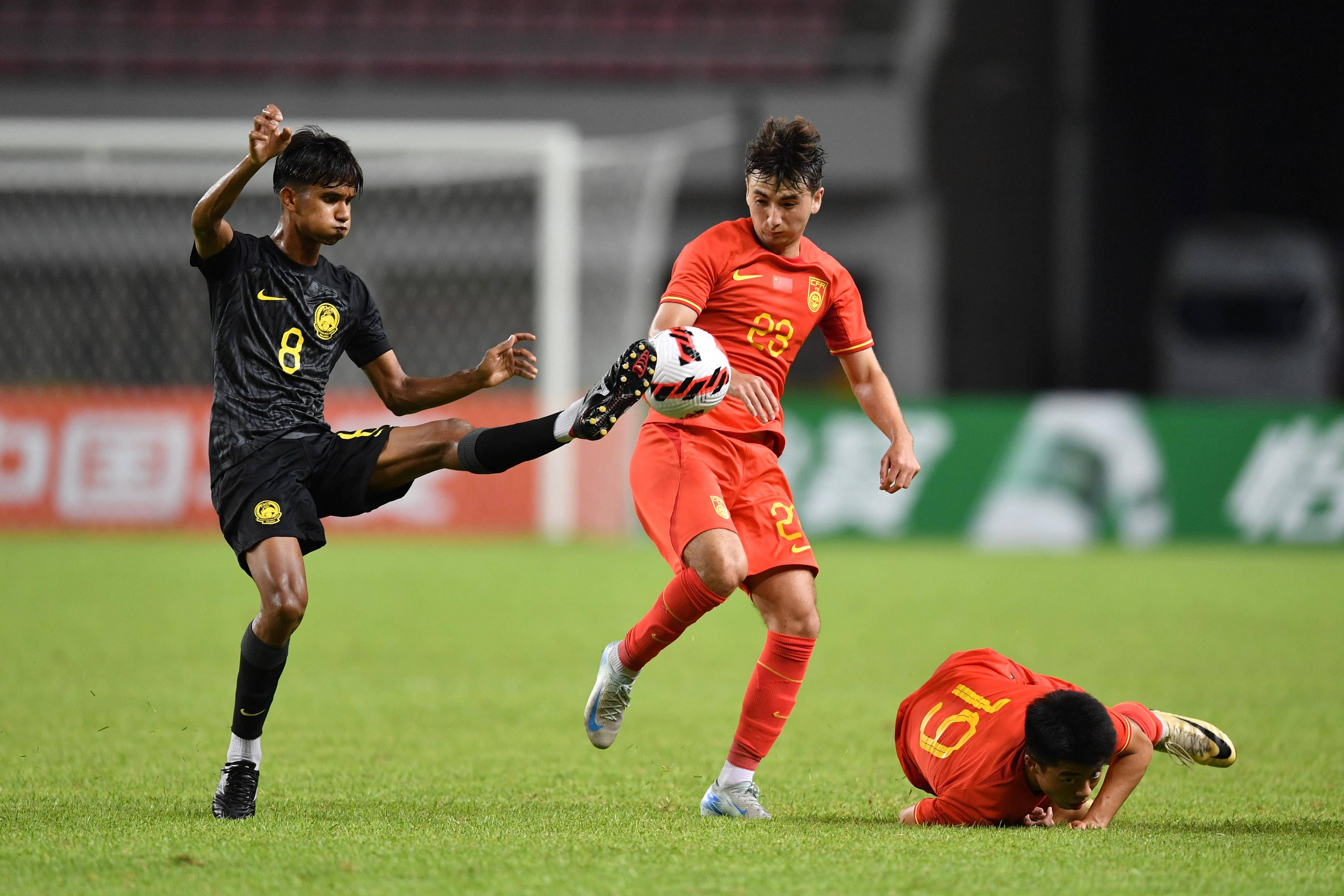 足球比赛盛况空前，球员实力飙升