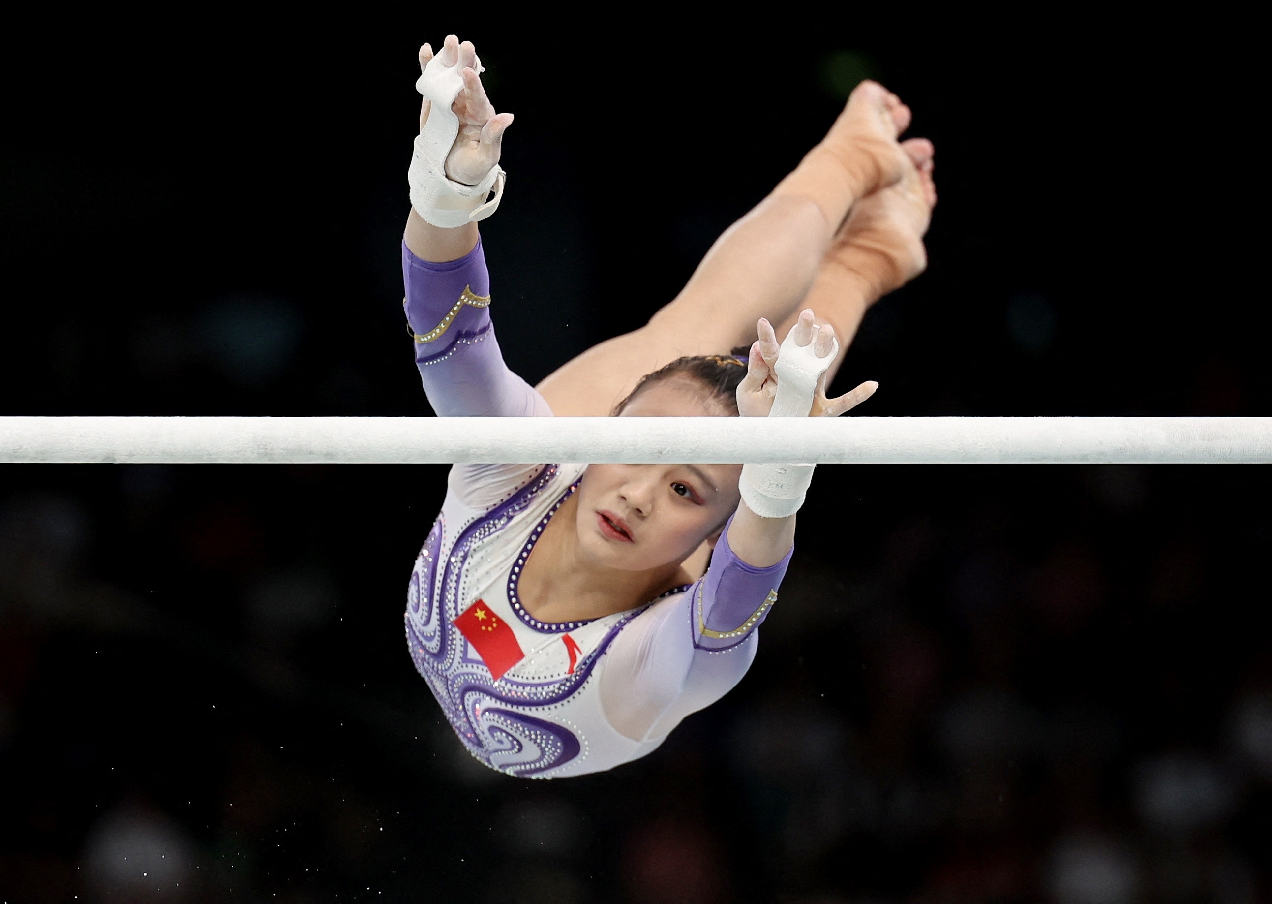 中国体操队队员表演完美，摘得银牌