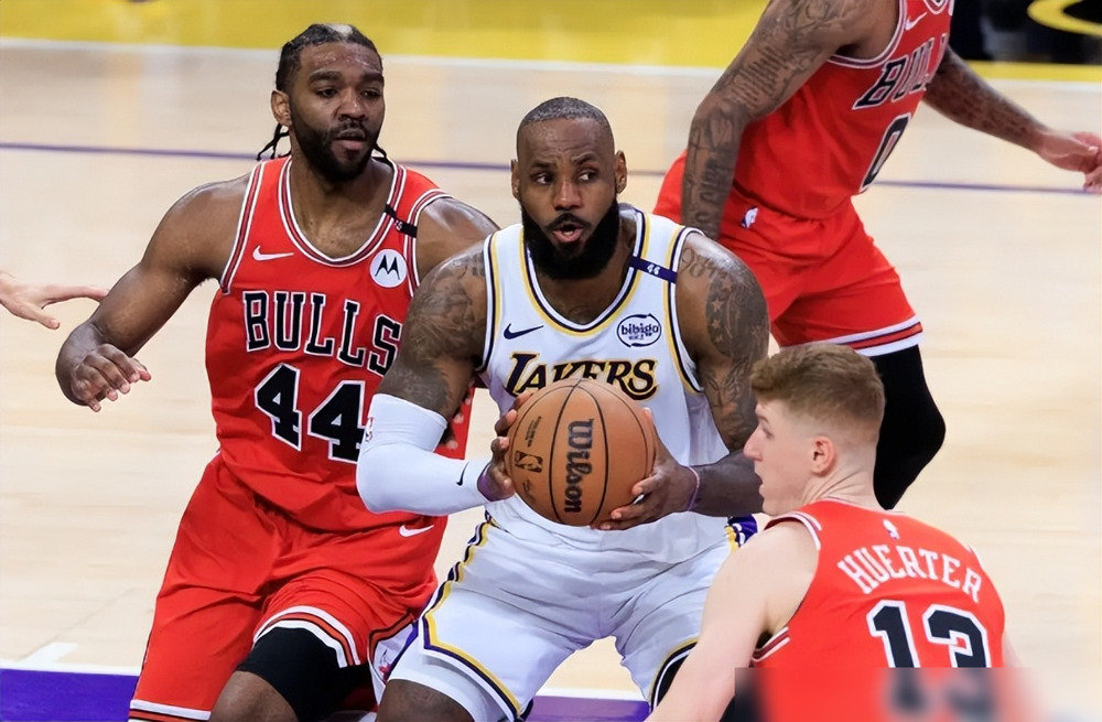 詹姆斯空砍三双，湖人大胜公牛