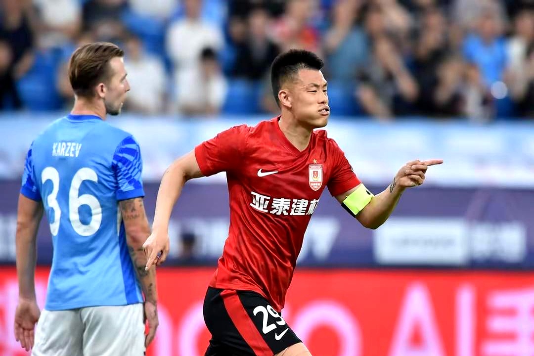 中超球员张扬球技，获得国际足坛广泛赞誉